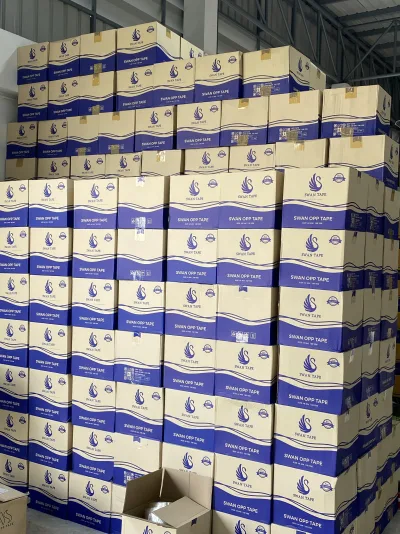 กองลังเทป SWAN OPP TAPE ขนาด 48 มม. 100 หลา เรียงซ้อนสูงเต็มคลังสินค้า — SWAN TAPE โรงงานผลิตเทปกาว