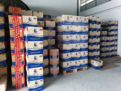 ลังเทป OPP ตราหงส์วางซ้อนบนพาเลทเรียงเต็มคลังสินค้า — SWAN TAPE โรงงานผลิตเทปกาว