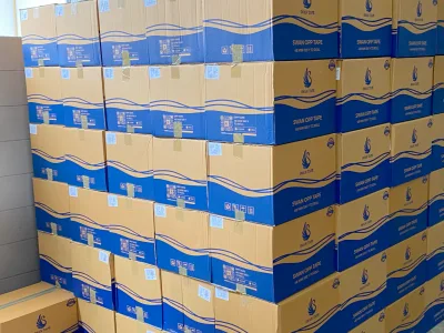 ลังเทป OPP ตราหงส์วางซ้อนสูงเป็นกำแพงหลายชั้นในคลังสินค้า — SWAN TAPE โรงงานผลิตเทปกาว