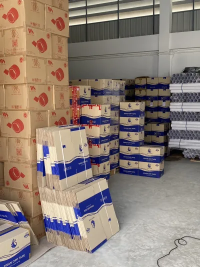 มุมคลังเก็บลังเทป WS ลังสวอน และม้วนฟิล์มขาววางเรียงกัน — SWAN TAPE โรงงานผลิตเทปกาว