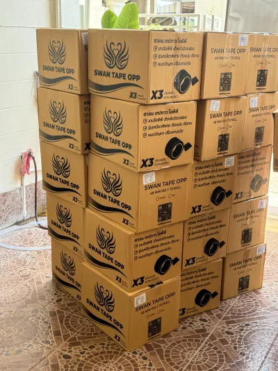 ลังเทปสวอนโอพีพีวางซ้อนหลายชั้นในห้องพื้นกระเบื้องริมผนัง — SWAN TAPE โรงงานผลิตเทปกาว