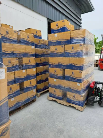 พาเลทลังเทปพันฟิล์มยืดวางรอขึ้นรถอยู่หน้าประตูคลังสินค้า — SWAN TAPE โรงงานผลิตเทปกาว