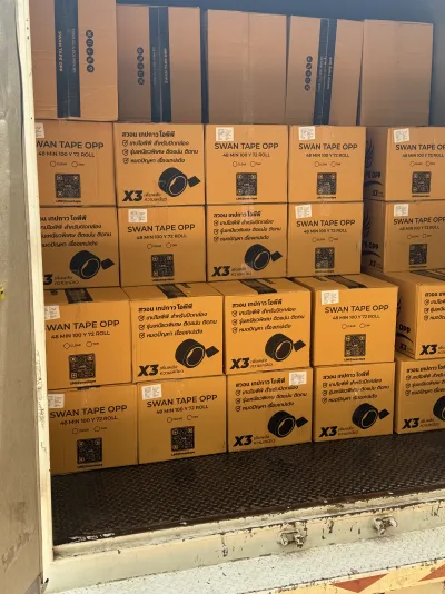 กล่องเทป SWAN TAPE OPP เรียงเต็มตู้รถบรรทุกพร้อมออกส่ง — SWAN TAPE โรงงานผลิตเทปกาว