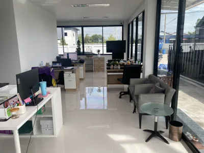 ห้องออฟฟิศของโรงงาน มีโต๊ะทำงานคอมพิวเตอร์และมุมเก้าอี้รับแขกริมกระจก — SWAN TAPE โรงงานผลิตเทปกาว