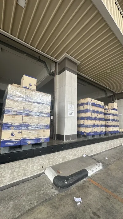 พาเลทกล่อง SWAN OPP TAPE พันฟิล์มยืดรอบกอง ตั้งรอขึ้นรถที่ช่องขนถ่ายสินค้า — SWAN TAPE โรงงานผลิตเทปกาว
