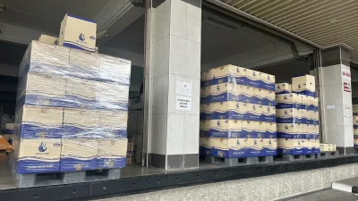 แถวพาเลทกล่องเทปกาว SWAN OPP TAPE พันฟิล์มยืดเรียงตามช่องขนถ่ายของคลังสินค้า — SWAN TAPE โรงงานผลิตเทปกาว