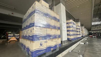 พาเลทกล่อง SWAN OPP TAPE ขนาด 48 มม. 50 หลา ซ้อนสูงพันฟิล์มยืดแน่นภายในคลังสินค้า — SWAN TAPE โรงงานผลิตเทปกาว