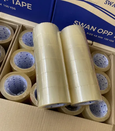 กล่อง SWAN OPP TAPE ขนาด 48 มม. 100 หลา เปิดออกให้เห็นม้วนเทปใสที่บรรจุอยู่ข้างใน — SWAN TAPE โรงงานผลิตเทปกาว