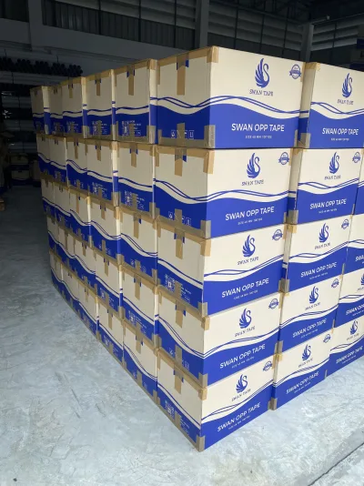 กล่องเทปกาว SWAN OPP TAPE ขนาด 48 มม. 100 หลา เรียงซ้อนเป็นพาเลทในคลังสินค้า — SWAN TAPE โรงงานผลิตเทปกาว