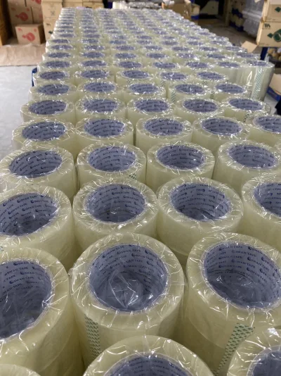 ม้วนเทปกาว OPP ใสห่อพลาสติกรายม้วน แกนกระดาษพิมพ์โลโก้ SWAN TAPE เรียงซ้อนเต็มเฟรม — SWAN TAPE โรงงานผลิตเทปกาว